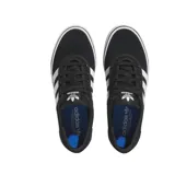 Championes Adidas modelo Adiease, de diseño urbano y estilo skate, confeccionados en gamuza negra con las tres tiras laterales en blanco y suela vulcanizada blanca.