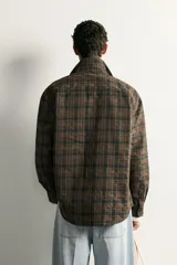 Sobrecamisa relaxed fit de algodón con diseño de cuadros jacquard en tonos marrones y verdes, cuello solapa, manga larga con puño abotonado y cierre frontal de botones.