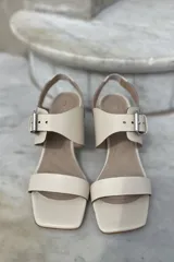 Sandalias de cuero color marrón, con punta cuadrada, tira ancha sobre los dedos, tira al tobillo con hebilla dorada y taco bloque de 7 cm.
