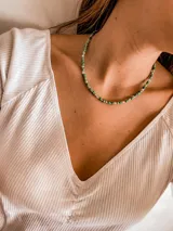 Collar corto de cuentas verdes y plateadas.