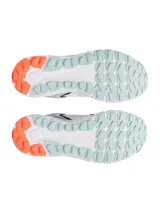 Championes Under Armour modelo Summit Trek, diseñados para senderismo y uso urbano. Presentan una parte superior de malla blanca con superposiciones sintéticas en negro y detalles en celeste pastel y naranja neón. Cuentan con una mediasuela de doble densidad y suela de goma con tacos para mayor tracción.
