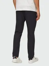 Pantalón de vestir gris oscuro, de corte slim fit, con bolsillos laterales y traseros. Cierre con cremallera y botón.