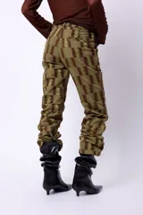 Pantalón wide leg color ladrillo de tela texturizada con cierre de botones.