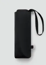 Paraguas mini plegable de color negro, con funda a juego, correa de muñeca incorporada y pequeño detalle metálico con el logotipo grabado.