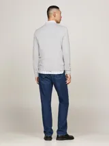 Sweater gris de Tommy Hilfiger, de algodón y poliéster, con cuello en V y logo bordado en el pecho.