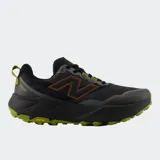Championes de trail running New Balance Hierro v9, color negro con detalles en verde lima y marrón. Presentan una suela Vibram de alto agarre y tecnología Fresh Foam X para mayor amortiguación.