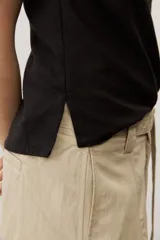 Musculosa de lino color negro con tirantes anchos de encaje y detalle de aplique metálico con la marca en la parte posterior.