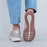 Zapatos slip on de gamuza en color gris, con suela blanca y detalle de cierre lateral funcional.