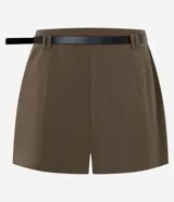 Short de sastrería Blue Steel color verde militar, de corte estructurado con pinzas delanteras y largo mini. Incluye un cinturón negro delgado con hebilla metálica.