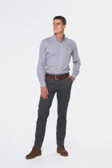 Pantalón gris de gabardina, corte clásico, con bolsillos laterales y traseros.