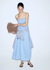 Vestido midi de denim suave en color celeste, con tirantes finos, escote cuadrado fruncido y silueta evasé.