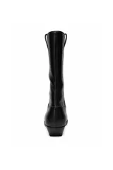 Bota estilo texana de cuero sintético color negro, con taco cubano, puntera fina con detalle metálico plateado y presillas laterales en la caña.
