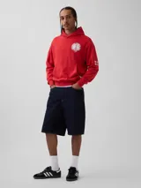 Canguro rojo con capucha, bolsillo frontal tipo canguro y estampado circular blanco en el pecho con temática de la Copa Mundial de 1966.