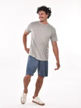 Remera deportiva de manga corta, color gris claro con sutil textura de rayas horizontales. Presenta cuello redondo y costuras reforzadas en los hombros.