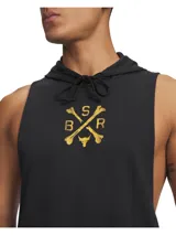 Musculosa con capucha negra de Project Rock, sin mangas con sisas amplias, bolsillo tipo canguro delantero y estampado dorado en el pecho con letras y huesos cruzados.