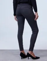 Jegging azul con pretina elastizada, bolsillos delanteros simulados y bolsillos traseros aplicados.