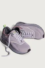 Zapatillas deportivas Hoff modelo Guell, color lila con detalles en gris, rosa y verde.
