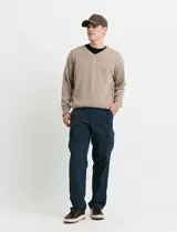 Pantalon cargo de corte recto en color azul oscuro, con bolsillos laterales con solapa y cierre frontal.