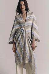 Túnica midi ZARA Woman Collection confeccionada en hilatura con mezcla de lino, con diseño a rayas en tonos beige, gris y azul. Presenta escote en V, manga por debajo del codo, detalle de frunces en el delantero y bajo asimétrico.