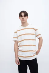 Remera blanca con rayas horizontales color marrón.