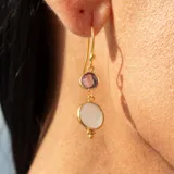 Aros colgantes de plata 925 bañada en oro 18k con dos piedras redondas: una amatista y una piedra de la luna.