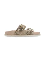 Sandalia de cuero con estampado de reptil, diseño de doble tira con hebillas metálicas doradas y suela de EVA con plataforma dentada.