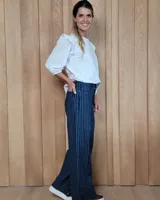 Pantalón de jean estilo wide leg con costuras verticales frontales, tiro alto y bolsillos laterales.