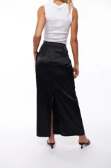 Falda larga de poliéster con estampado animal print de leopardo en tonos marrones y negros.