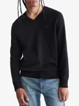 Sweater negro de lana merino con cuello en V y logo CK bordado en el pecho.