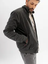 Campera de estilo casual color beige, con cierre frontal, cuello alto y puños elásticos acanalados.