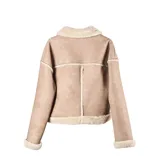 Campera de estilo aviador en color taupe, confeccionada en material símil gamuzado con interior y detalles de bordes en corderito sintético color crema. Presenta cierre frontal, dos bolsillos frontales con solapa y botones metálicos, y cuello solapa.