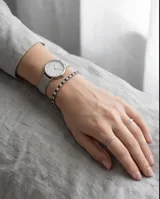 Pulsera de acero inoxidable con diseño de tenis, compuesta por una hilera de circonias blancas y negras alternadas. Cuenta con cierre de seguridad.