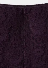 Pantalón de encaje color bordó, de tiro medio, diseño recto con botamanga acampanada y cintura con goma elástica.