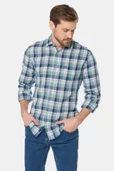 Camisa de manga larga confeccionada en una mezcla de lino y algodón, con diseño a cuadros en tonos verdes, azules y blancos. Presenta cuello clásico, cierre frontal con botones y un bolsillo en el pecho con el logo de la marca bordado.