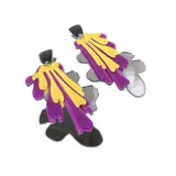 Aros colgantes con piezas geométricas de acrílico espejado plateado, violeta y amarillo.
