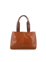 Cartera shopper de cuero color cognac con doble asa de hombro y detalle de borla colgante en el lateral.