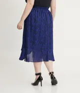 Pollera midi de crepé con estampa animal print cebra, elástico en la espalda, lazo lateral y volado en el bajo.