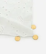 Pañuelo triangular confeccionado en tejido de laise (broderie) de algodón blanco, con bordados calados y pequeñas medallas metálicas decorativas.