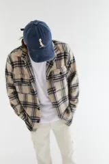 Sobrecamisa de paño con diseño escocés a cuadros en tonos beige, negro y azul.