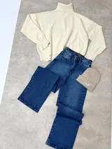 Poleron de cuello alto con diseño minimalista y corte relajado, confeccionado en tejido suave y abrigado.