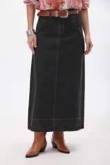 Maxi falda de jean color gris oscuro con costuras en contraste color naranja. Tiene bolsillos laterales y cierre frontal.