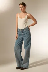 Pantalon jean de corte recto y tiro alto, con acabado metalizado y bolsillos.
