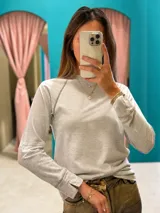 Remera blanca de corte clásico con mangas largas y cuello redondo.
