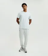 Remera deportiva de cuello redondo y manga corta, confeccionada con tecnología Dry para mayor transpirabilidad y control de la humedad. Presenta un diseño minimalista y funcional, ideal para actividades físicas.