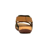 Sandalia plana de mujer color negro, con diseño cerrado en la parte delantera que cubre los dedos y parte del empeine con tiras cruzadas. Posee una pulsera ajustable con velcro en el tobillo. La suela es de goma marrón con plantilla color corcho.