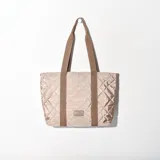 Bolso tipo tote bag color beige, con diseño acolchado en forma de rombos y asas de cinta marrón.