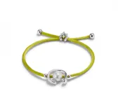 Pulsera de hilo color lima con perla shell y fornitura bañada en plata de ley.