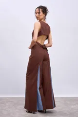 Chaleco corto de corte sastrero en color marrón, con escote en V y cierre frontal con botones a tono.