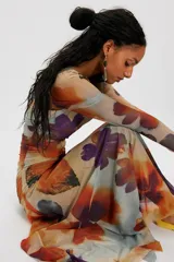 Vestido largo de tul con estampado degradado en tonos azules y verdes, manga larga, escote bote y diseño drapeado en el torso.
