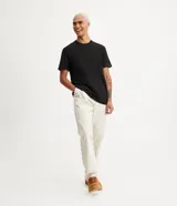 Remera básica de hombre con corte comfort, cuello redondo y manga corta. Confeccionada en tejido de media malla con textura acanalada.